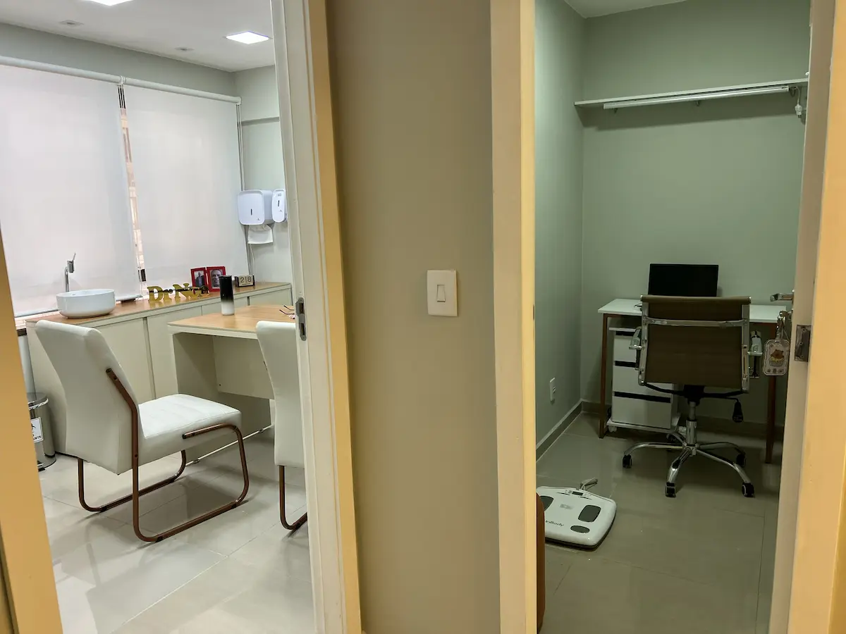 Sala de pesagem e consultório médico da Nutrobarra unidade Del Castilho Nova América Rio de Janeiro