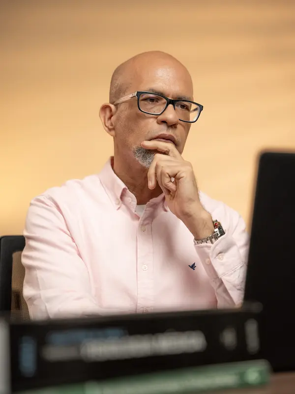 Dr. Noé Alvarenga atendendo paciente em consulta de Nutrologia